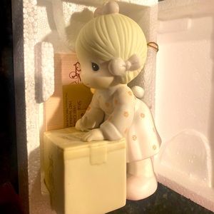 1981 charter member “sharing is universal” figure